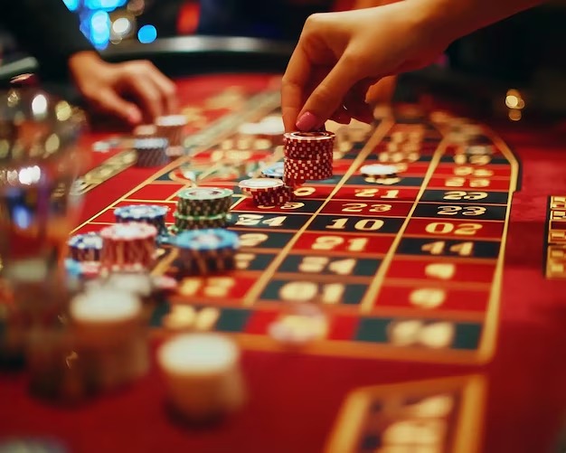Live dealer managing the round Live dealer managing Qiu Qiu round on dugem slot